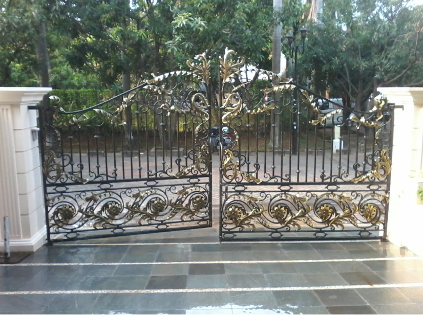pintu gerbang besi